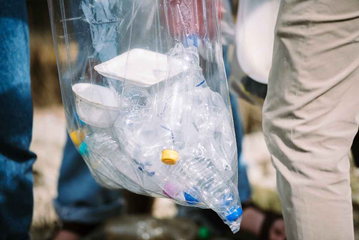 Plastik di Sekolah: Nyaman Dipakai, Sulit Ditinggalkan